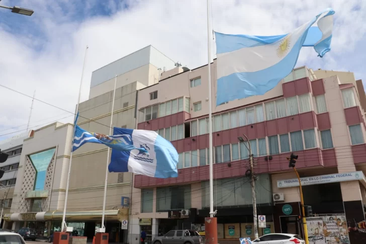 Bandera a media asta en Río Gallegos por la muerte de Diego Maradona