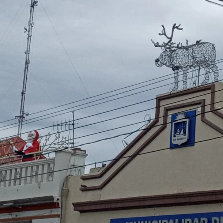 Llegó Papá Noel a Río Gallegos y estacionó su reno en el techo de la municipalidad
