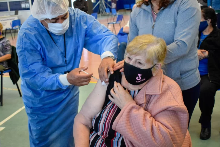 Isabel Muñoz, histórica locutora de LU12, fue la primera vacunada contra el COVID-19 en Río Gallegos