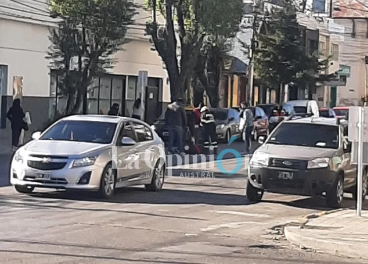Caos en avenida Kirchner: pasajera intentó escaparse sin pagar el viaje, taxista la atrapó y terminó convulsionando en medio