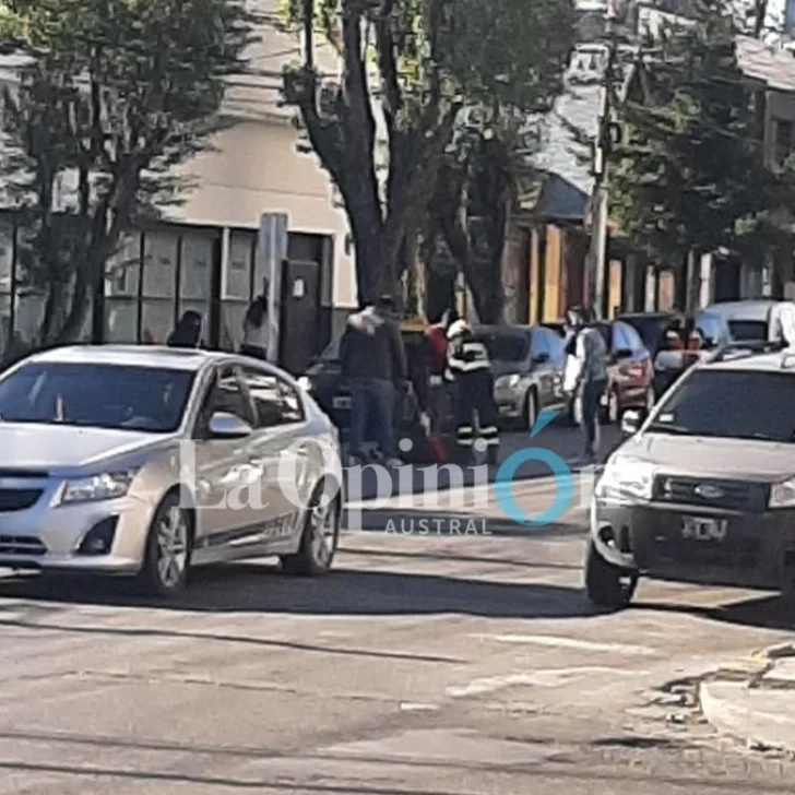 Caos en avenida Kirchner: pasajera intentó escaparse sin pagar el viaje, taxista la atrapó y terminó convulsionando en medio