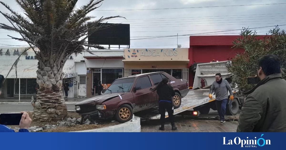 “De película”: perdió el control de su auto en pleno centro y terminó ...