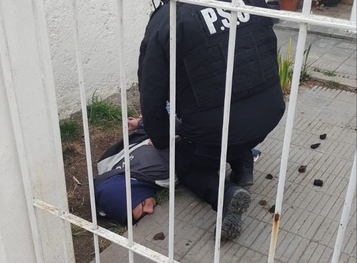 Atraparon a un joven que intentaba robar en una casa de Río Gallegos a plena luz del día