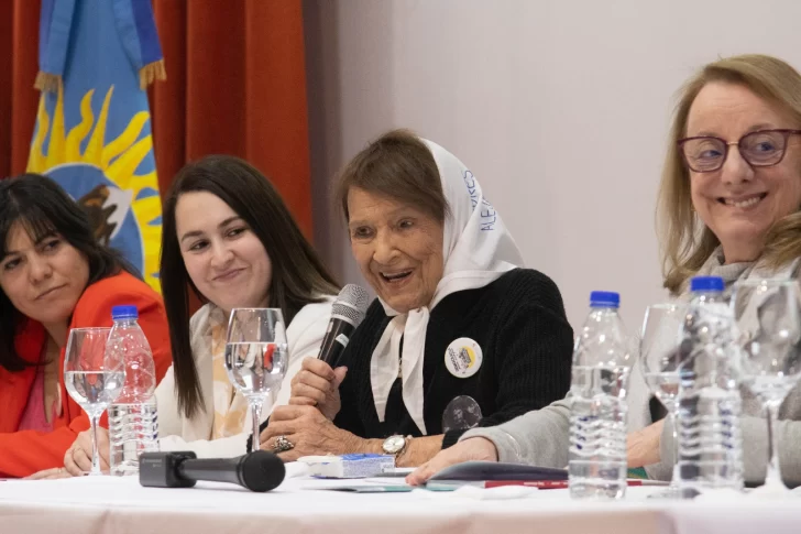 Taty Almeida presentó el libro de poemas de su hijo Alejandro en Río Gallegos