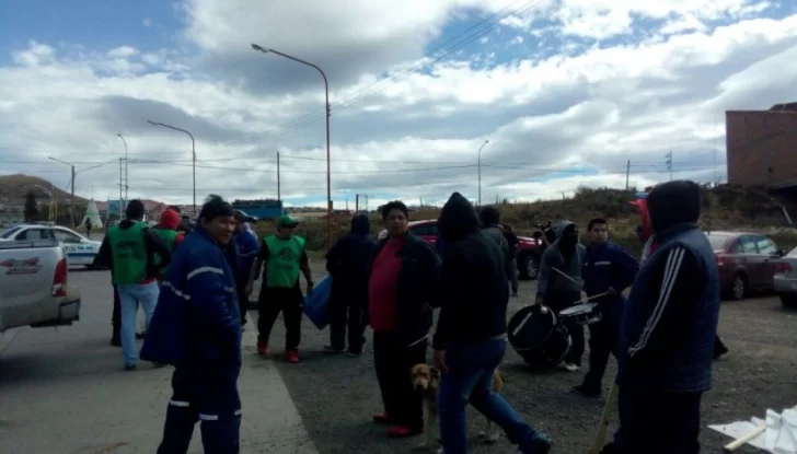 Mineros cortan la ruta 40 y crece la tensión en la Cuenca