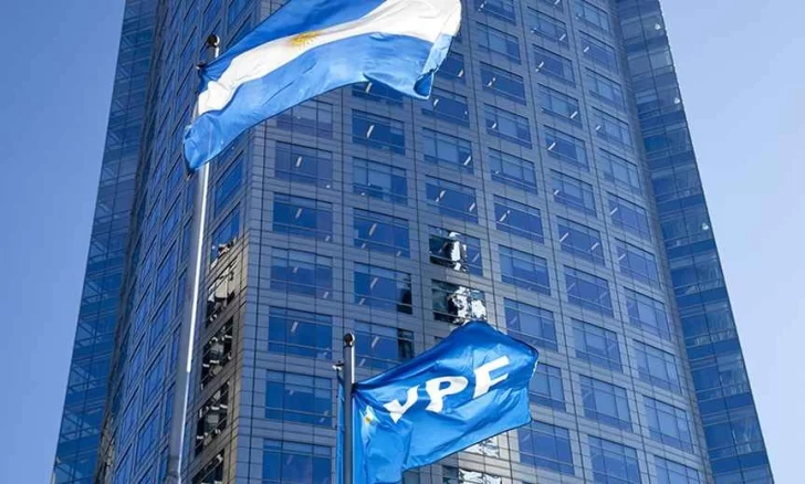 A horas del primer vencimiento del canje de deuda, las acciones de YPF cerraron en baja