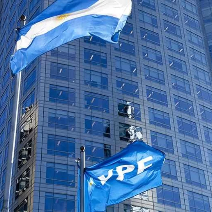 A horas del primer vencimiento del canje de deuda, las acciones de YPF cerraron en baja