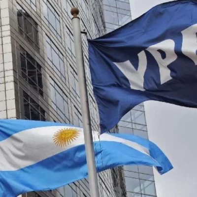 Juicio por YPF: Burford pidió que pasen a su nombre el 51% de las acciones que tiene el Estado argentino