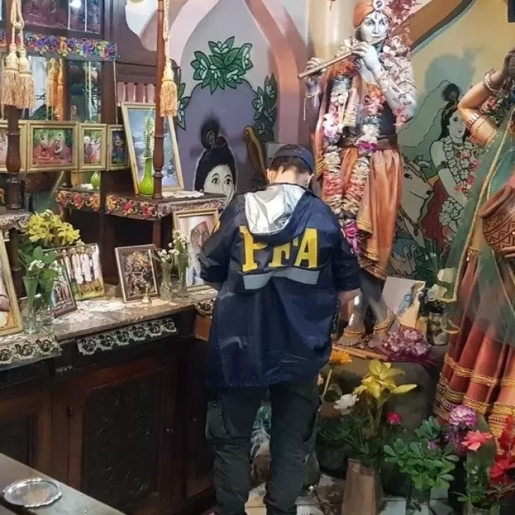 Detuvieron a una secta que promovía el “fin del mundo”: tenían trajes bacteriológicos, varias armas y medicamentos Detuvieron a una secta que promovía el “fin del mundo”: tenían trajes bacteriológicos, varias armas y medicamentos