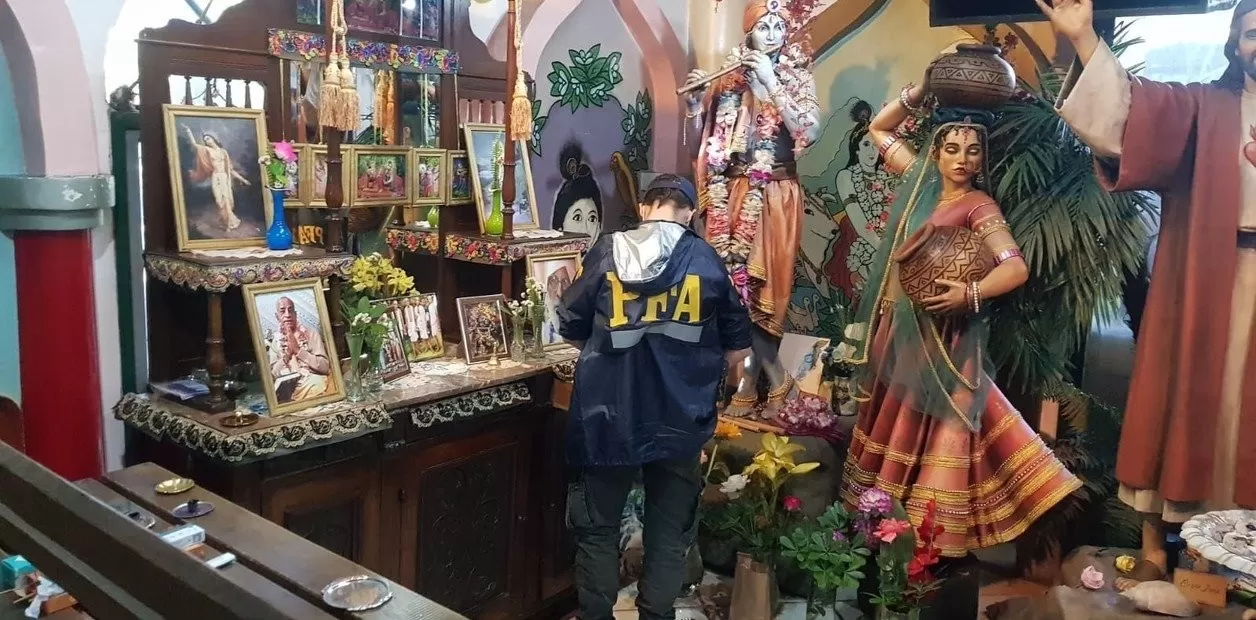 Detuvieron a una secta que promovía el “fin del mundo”: tenían trajes bacteriológicos, varias armas y medicamentos Detuvieron a una secta que promovía el “fin del mundo”: tenían trajes bacteriológicos, varias armas y medicamentos