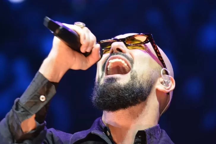 Abel Pintos cantó y emocionó en la sexta noche del Aniversario de Río Gallegos