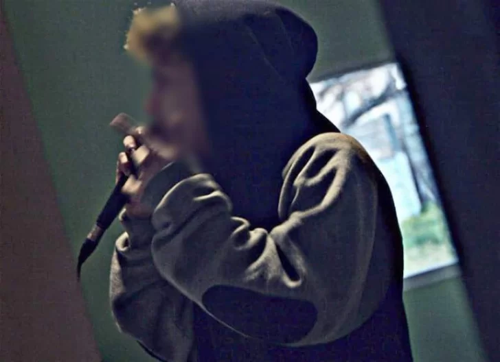 Joven rapero fue detenido por abusar de su ex pareja menor de edad
