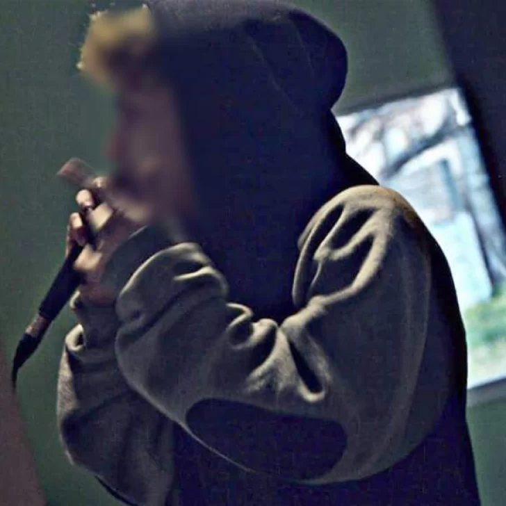 Joven rapero fue detenido por abusar de su ex pareja menor de edad