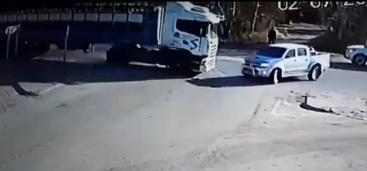 VIDEO: se cruzaron de carril, los embistió un camión que llevaba 120 cerdos y murieron en el acto