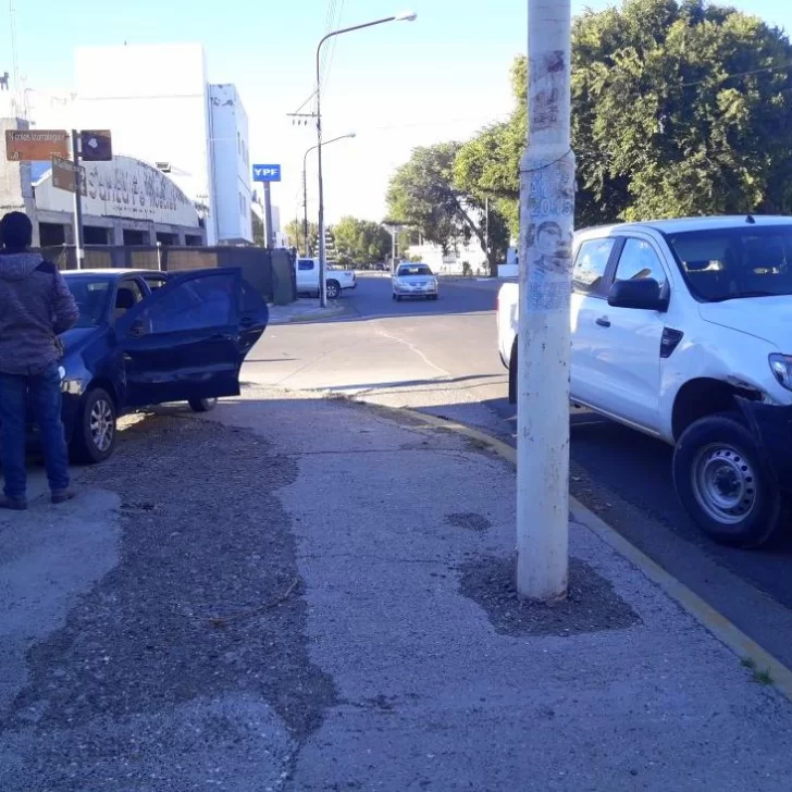 Un auto fue embestido por una camioneta y terminó en la vereda