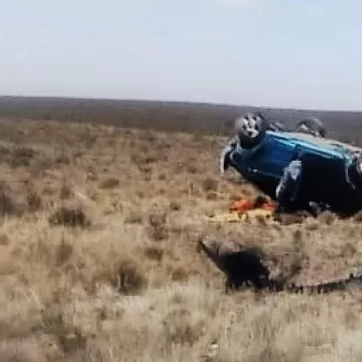 Accidente fatal: el auto en el que viajaba una familia de Comodoro Rivadavia volcó cerca de Garayalde Accidente fatal: el auto en el que viajaba una familia de Comodoro Rivadavia volcó cerca de Garayalde
