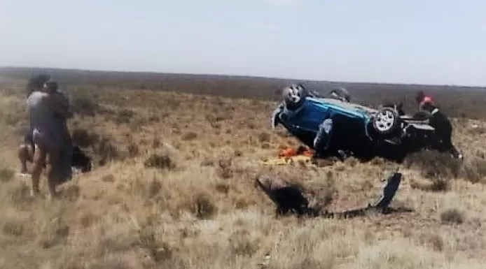 Accidente fatal: el auto en el que viajaba una familia de Comodoro Rivadavia volcó cerca de Garayalde