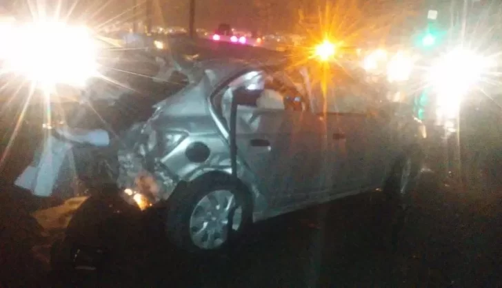 Trágico: un conductor se estrelló contra un semáforo, salió despedido del auto y murió