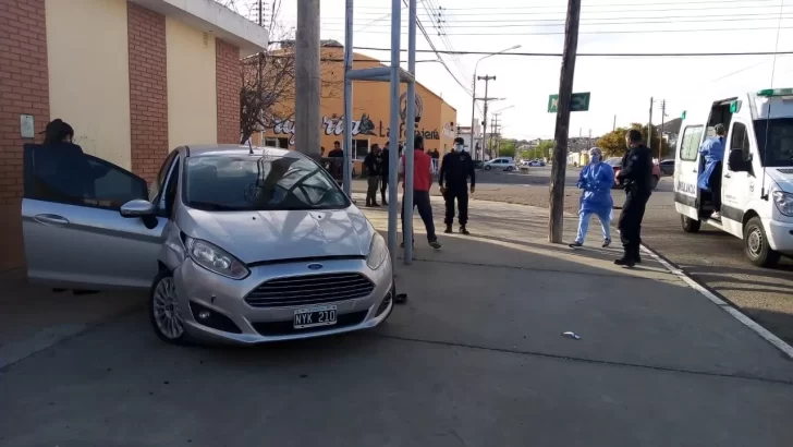 Una mujer y su hijo fueron hospitalizados tras fuerte accidente entre dos Ford Fiesta