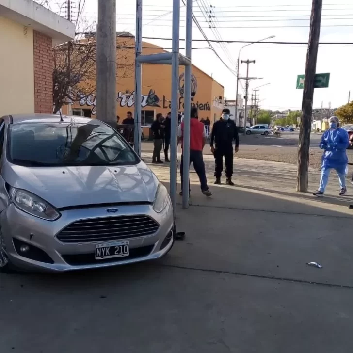 Una mujer y su hijo fueron hospitalizados tras fuerte accidente entre dos Ford Fiesta
