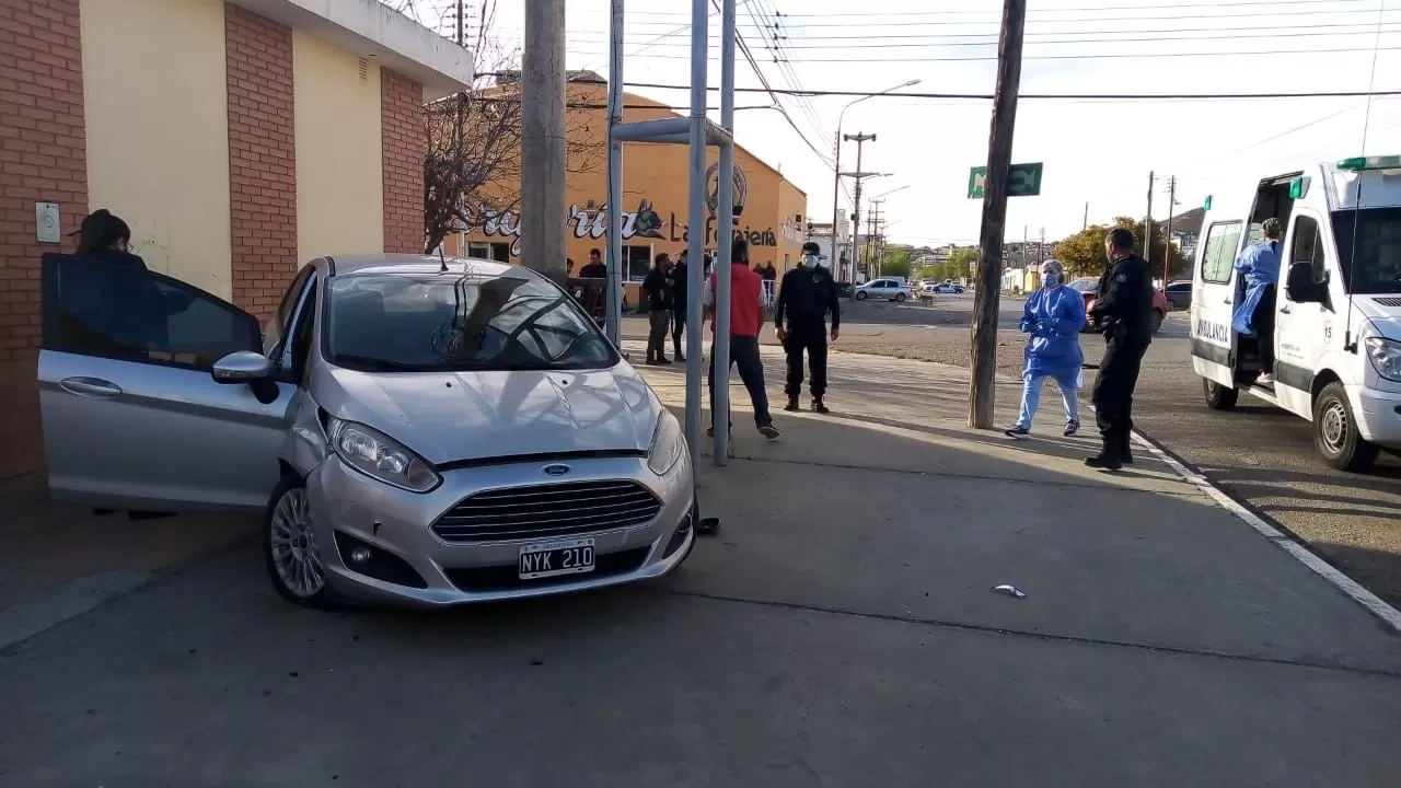 Una mujer y su hijo fueron hospitalizados tras fuerte accidente entre dos Ford Fiesta