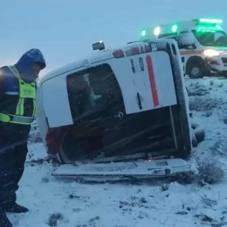 Rutas nevadas: volcó una camioneta y a pocos kilómetros chocaron otros dos vehículos Rutas nevadas: volcó una camioneta y a pocos kilómetros chocaron otros dos vehículos