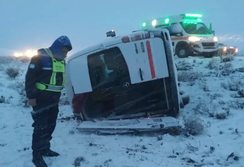 Rutas nevadas: volcó una camioneta y a pocos kilómetros chocaron otros dos vehículos Rutas nevadas: volcó una camioneta y a pocos kilómetros chocaron otros dos vehículos