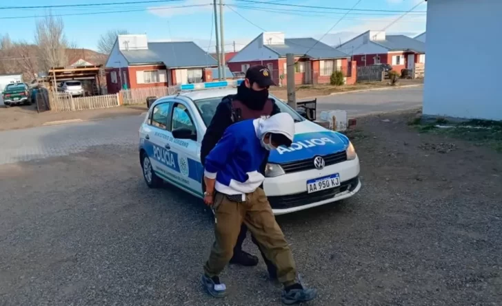 Un hombre acosaba hace meses a una mujer y lo detuvieron cuando intentaba entrar a su casa por la ventana del baño