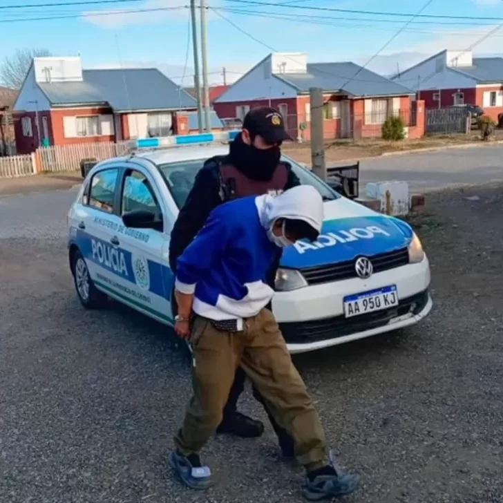 Un hombre acosaba hace meses a una mujer y lo detuvieron cuando intentaba entrar a su casa por la ventana del baño Un hombre acosaba hace meses a una mujer y lo detuvieron cuando intentaba entrar a su casa por la ventana del baño