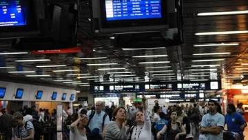 Paro de controladores: las aerolíneas advierten que no podrán reubicar a los pasajeros Paro de controladores: las aerolíneas advierten que no podrán reubicar a los pasajeros