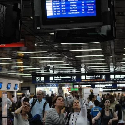 Paro de controladores: las aerolíneas advierten que no podrán reubicar a los pasajeros