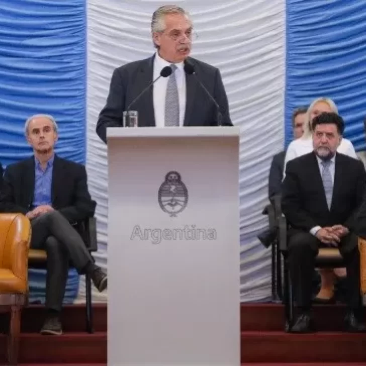 Alberto Fernández llamó a las Fuerzas Armadas a “trabajar juntos” para proteger los “intereses y recursos naturales” del país