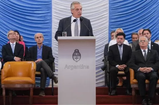 Alberto Fernández llamó a las Fuerzas Armadas a “trabajar juntos” para proteger los “intereses y recursos naturales” del país
