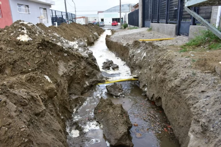 Rompieron caños y se formó profunda zanja en Barrio Unión