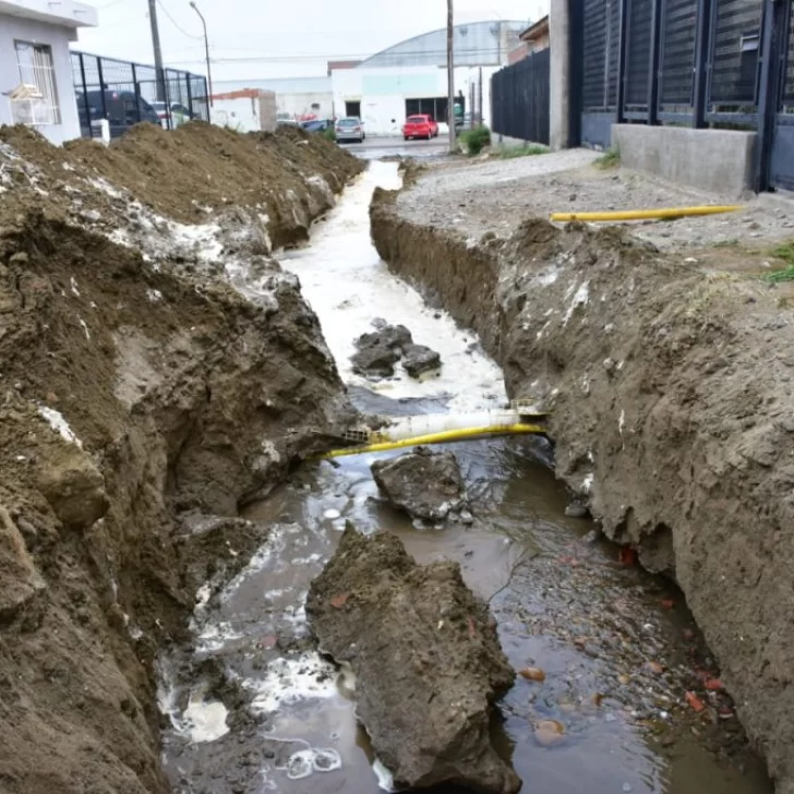 Rompieron caños y se formó profunda zanja en Barrio Unión Rompieron caños y se formó profunda zanja en Barrio Unión