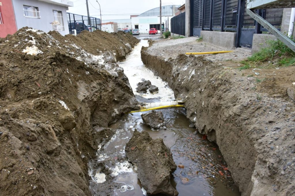 Rompieron caños y se formó profunda zanja en Barrio Unión Rompieron caños y se formó profunda zanja en Barrio Unión