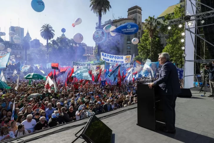 Con un gran festival en la Plaza de Mayo se celebran los 38 años del retorno a la Democracia
