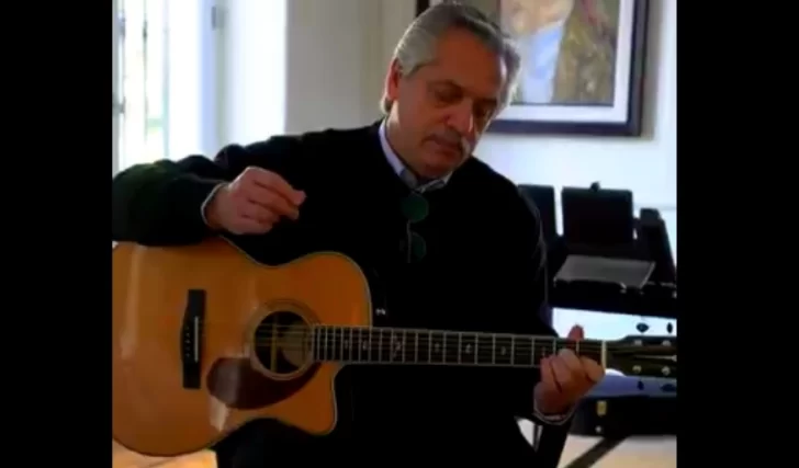 Con guitarra en mano y un tema de Spinetta, Alberto Fernández le habló a los adolescentes
