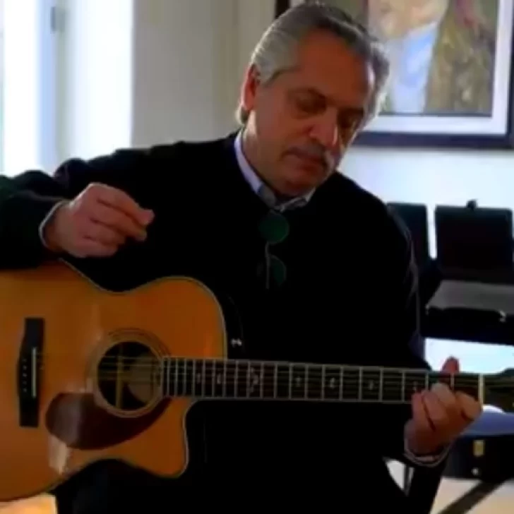 Con guitarra en mano y un tema de Spinetta, Alberto Fernández le habló a los adolescentes