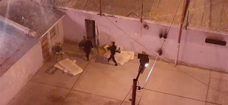 Preso tenía un celular, no lo quiso entregar y encontraron tres facas