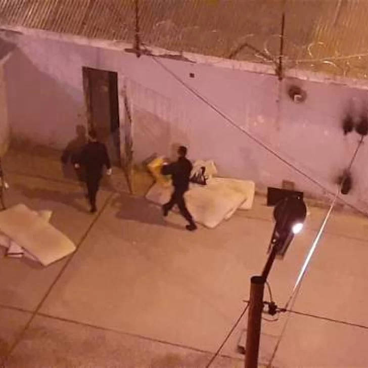 Preso tenía un celular, no lo quiso entregar y encontraron tres facas
