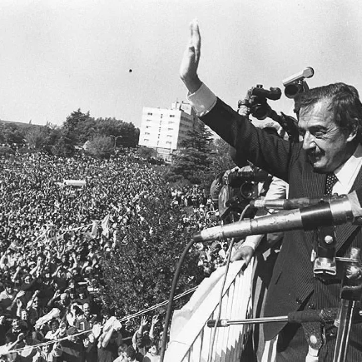 A 38 años del retorno de la democracia: así fue el discurso de Raúl Alfonsín desde el Cabildo