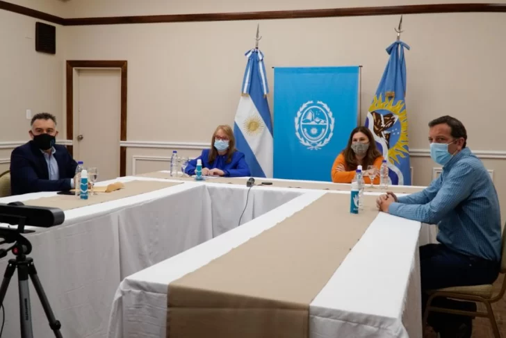 Alicia encabezó la firma del contrato para la ampliación del interconectado El Pluma -Perito Moreno-Los Antiguos