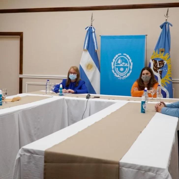 Alicia encabezó la firma del contrato para la ampliación del interconectado El Pluma -Perito Moreno-Los Antiguos