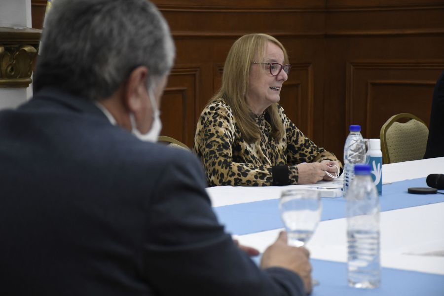 Alicia Kirchner firmó convenio para la construcción de obras en Gobernador Gregores en su 99° Aniversario Alicia Kirchner firmó convenio para la construcción de obras en Gobernador Gregores en su 99° Aniversario