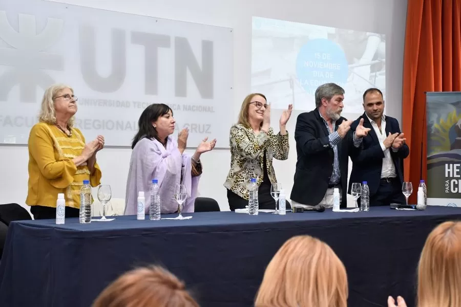 Alicia Kirchner anunció la titularización de docentes de Educación Técnico Profesional de nivel secundario Alicia Kirchner anunció la titularización de docentes de Educación Técnico Profesional de nivel secundario