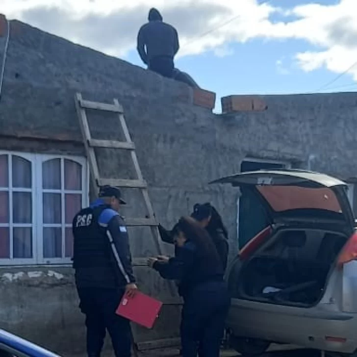 Denunciaron a un vecino del barrio que los amenazó con un arma de fuego y lo detuvieron