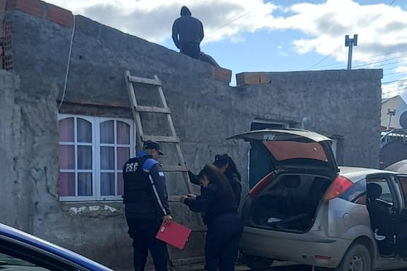 Denunciaron a un vecino del barrio que los amenazó con un arma de fuego y lo detuvieron