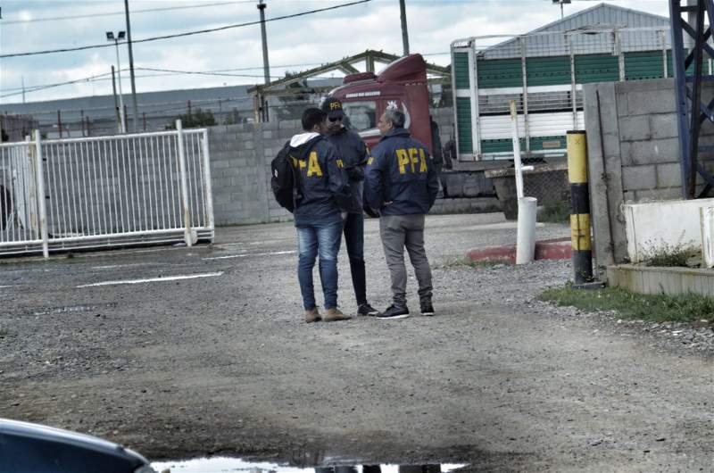 Allanan frigoríficos por el derrame de sangre en la costanera de Río Gallegos