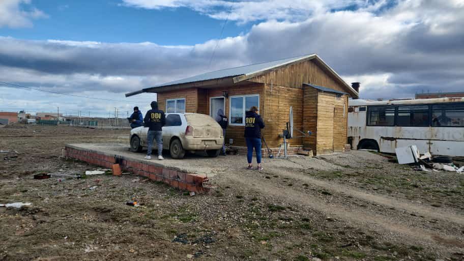Allanaron una vivienda en el barrio Los Álamos por el robo a un minimercado Allanaron una vivienda en el barrio Los Álamos por el robo a un minimercado